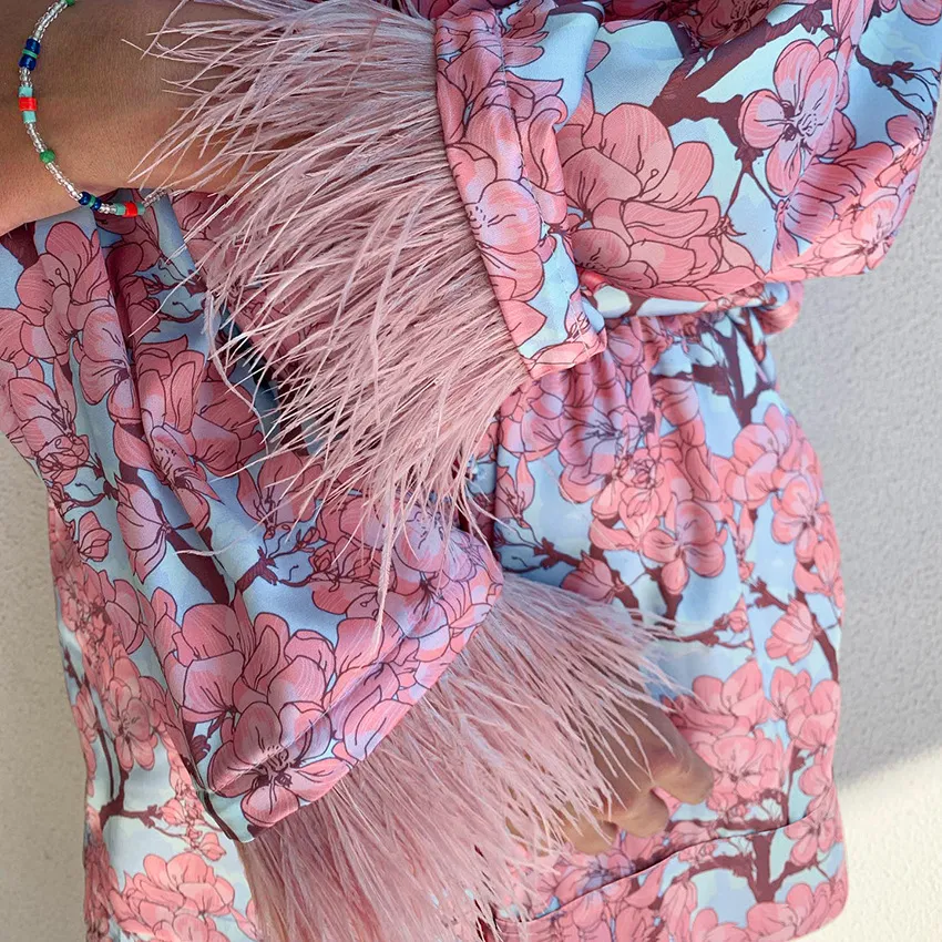 Conjunto Feminino com Estampa e Mangas Longas de Penas de Avestruz. Elegância e conforto para um visual sofisticado e moderno em qualquer ocasião. — foto 4