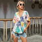 Camiseta feminina de chiffon com gola redonda, manga cinco pontas e estampa floral, ideal para um visual leve e elegante no verão. — foto 1