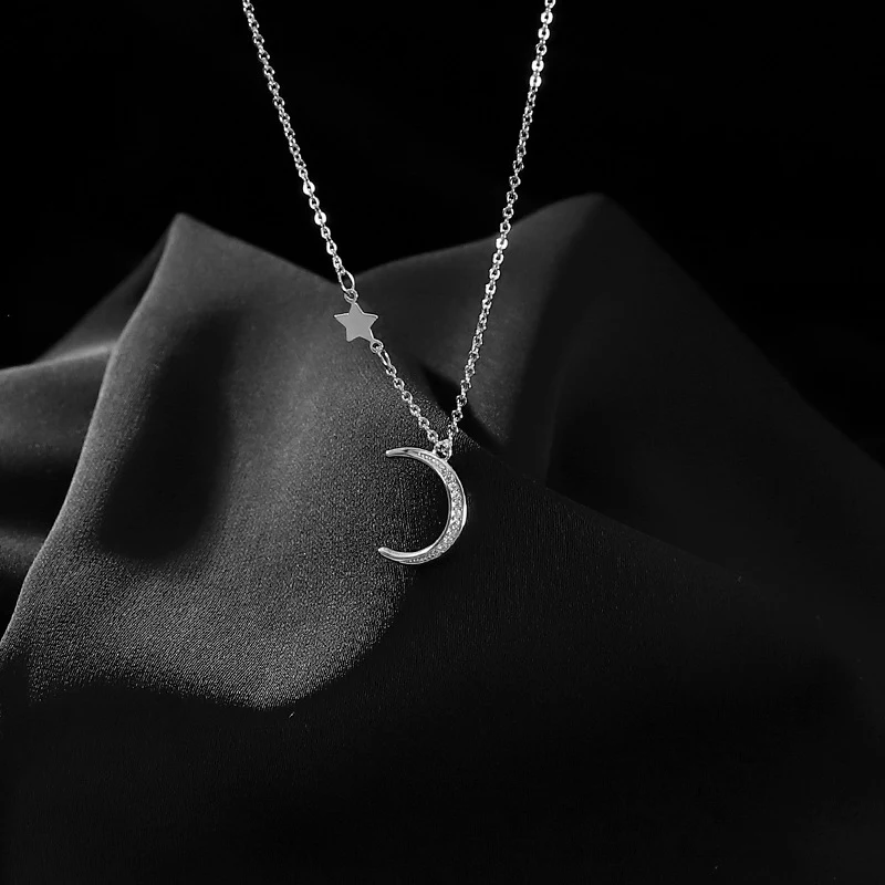 Colar Moon XINGX para mulheres. Design elegante e feminino. Ideal para presentear ou usar em qualquer ocasião. Adicione um toque de brilho e sofisticação ao seu visual. — foto 7