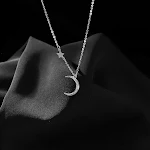 Colar Moon XINGX para mulheres. Design elegante e feminino. Ideal para presentear ou usar em qualquer ocasião. Adicione um toque de brilho e sofisticação ao seu visual. — foto 7