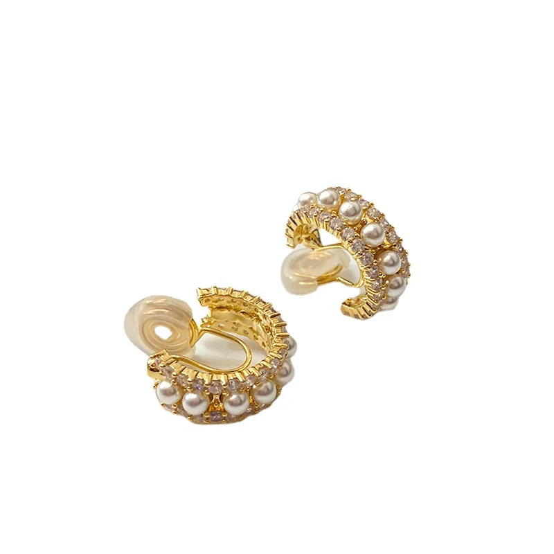 Pendientes vintage dorados en forma de C con circonitas y perlas, un toque de elegancia atemporal para realzar tu estilo. — foto 4