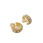 Pendientes vintage dorados en forma de C con circonitas y perlas, un toque de elegancia atemporal para realzar tu estilo. — foto 4