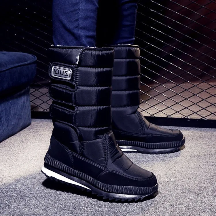 Warme antislip sneeuwlaarzen. Houd je voeten warm en veilig in de sneeuw. Uitstekend comfort en grip voor winterse avonturen. Ideaal voor koude dagen. — foto 6
