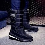 Warme antislip sneeuwlaarzen. Houd je voeten warm en veilig in de sneeuw. Uitstekend comfort en grip voor winterse avonturen. Ideaal voor koude dagen. — foto 6