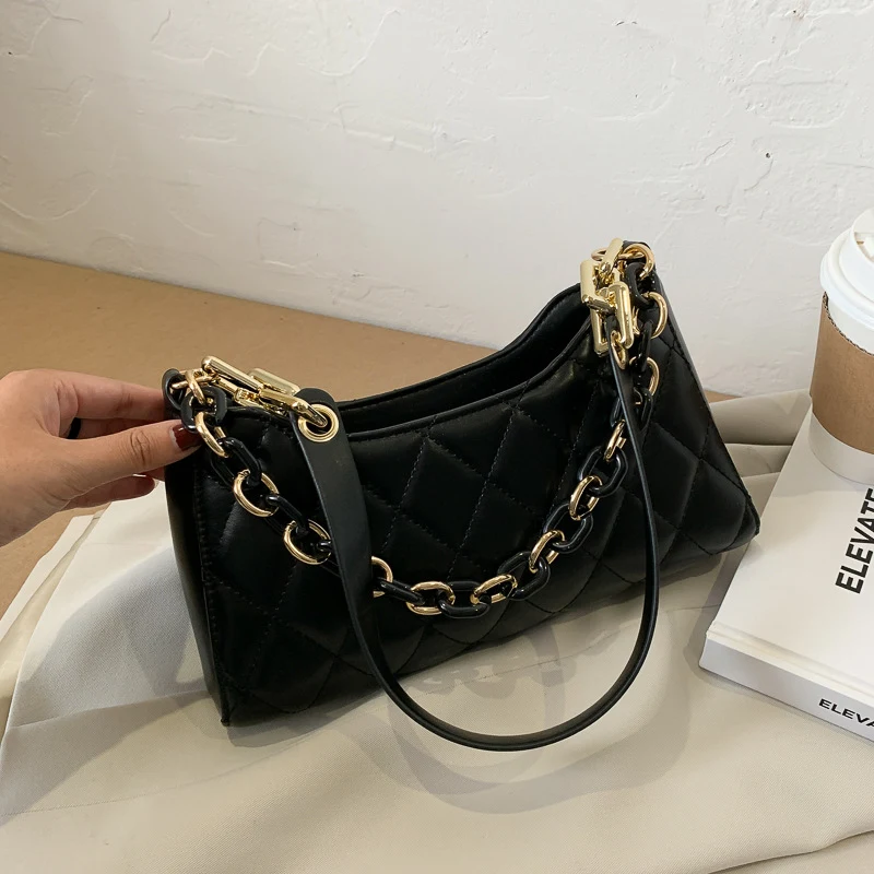Bolsa baguette pequena texturizada para axilas, estilosa e compacta, perfeita para transportar itens essenciais com praticidade e elegância. — foto 3