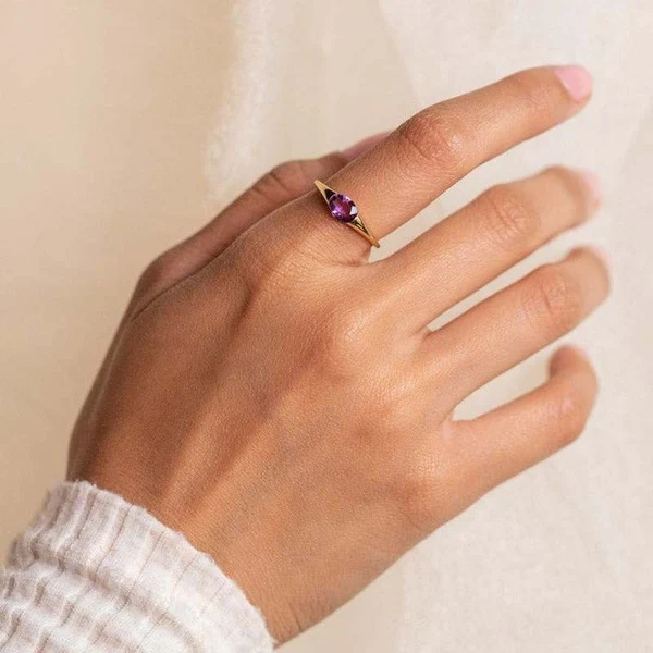 Anel feminino de moda simples, ouro 18K com gema roxa incrustada, design elegante e atemporal, perfeito para uso diário e ocasiões especiais. — foto 8