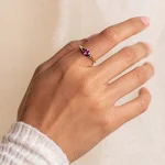Anel feminino de moda simples, ouro 18K com gema roxa incrustada, design elegante e atemporal, perfeito para uso diário e ocasiões especiais. — foto 8