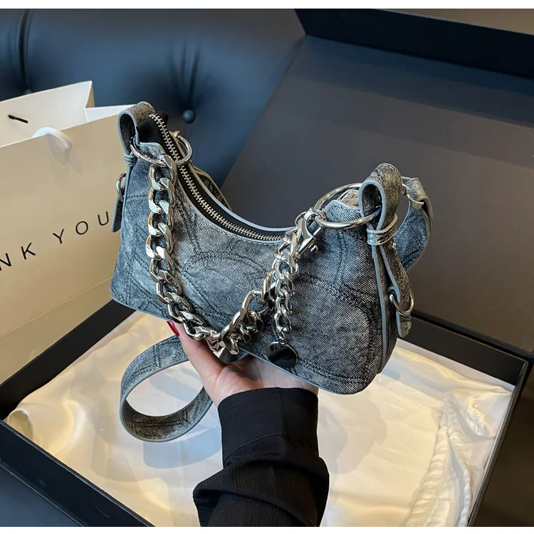 Bolsa Mensageiro Jeans com Costura, Corrente na Axila e Alça de Ombro, Design Moderno e Prático, Ideal para Uso Diário. — foto 5
