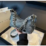 Bolsa Mensageiro Jeans com Costura, Corrente na Axila e Alça de Ombro, Design Moderno e Prático, Ideal para Uso Diário. — foto 5