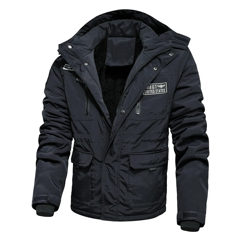Giacca da uomo giovane, media lunghezza, collo a lupetto, vestibilità ampia. Comfort e stile casual per tutti i giorni, perfetta per un look moderno e rilassato. — foto 1