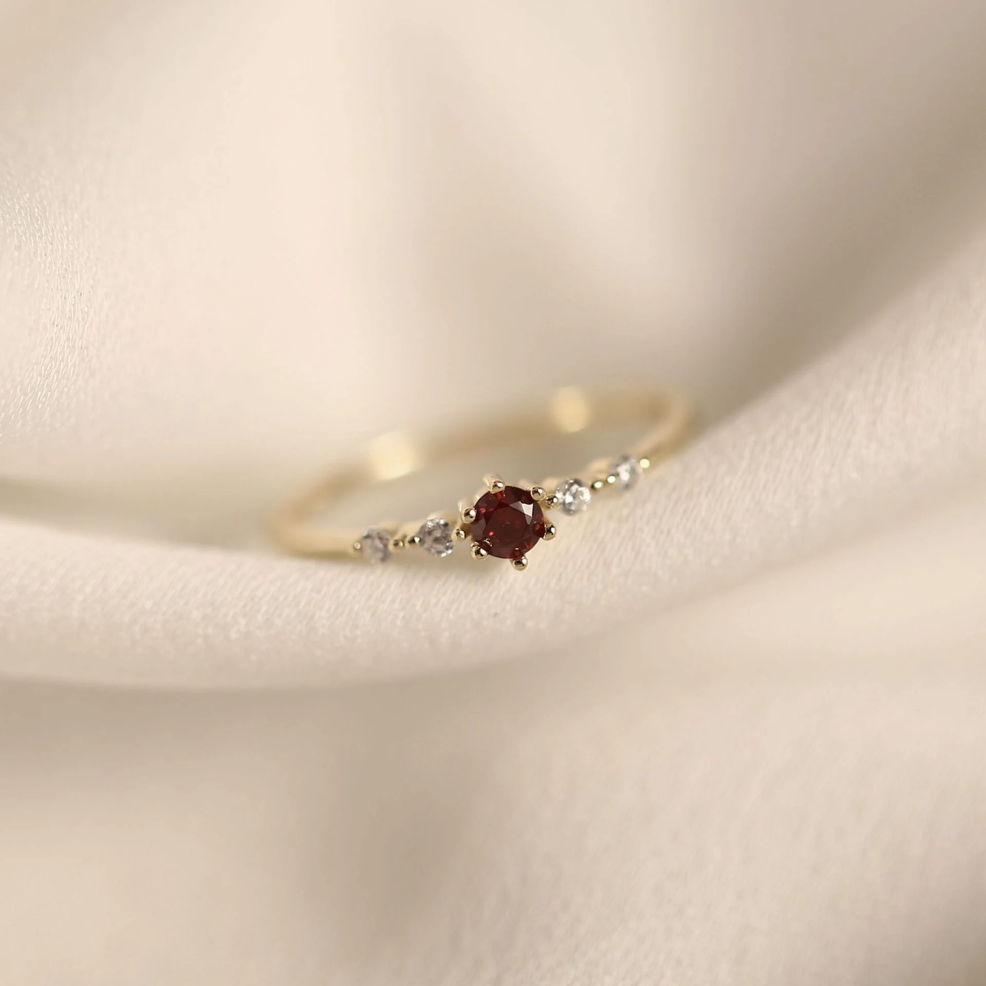 Anel feminino japonês em ouro branco e diamantes, extremamente fino e requintado. Delicadeza e sofisticação em cada detalhe. — foto 1