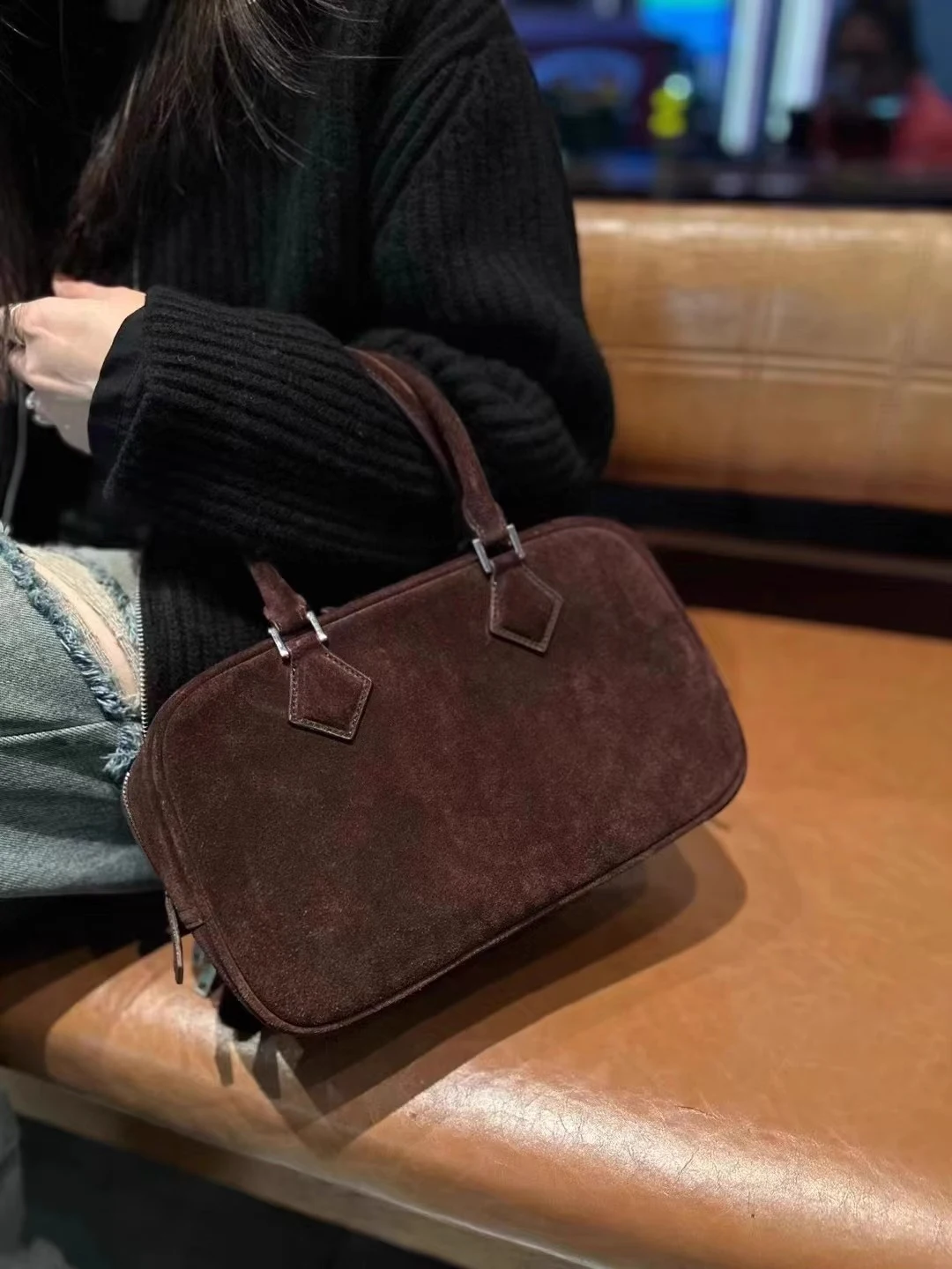 Bolsa carteiro portátil em camurça fosca Ideal para transportar seus itens essenciais com elegância e praticidade Leve tudo com conforto e estilo — foto 9
