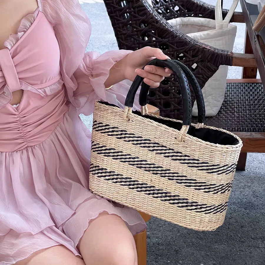 Bolso de paja hueco tejido a mano estilo francés, bandolera o bajo el brazo, ligero y elegante para el verano. — foto 1