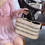 Bolso de paja hueco tejido a mano estilo francés, bandolera o bajo el brazo, ligero y elegante para el verano. — foto 1
