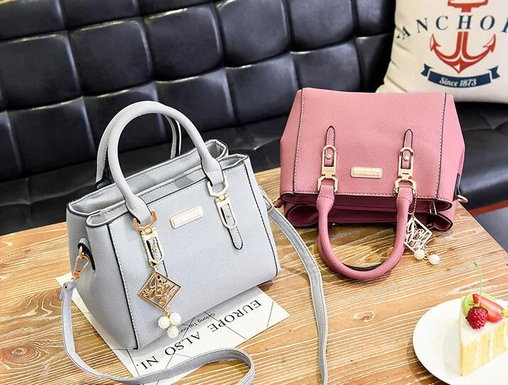 Bolsa de mão feminina fashion, elegante e espaçosa, perfeita para trabalho ou lazer. Leve seus essenciais com estilo e conforto. — foto 7