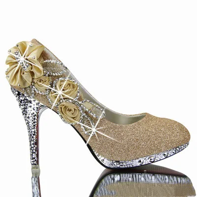 Sapatos de casamento vermelhos de salto alto. Desfrute de elegância e conforto no seu dia especial. Perfeitos para noivas que buscam estilo. — foto 6