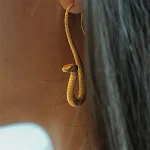Brincos de ouvido fashion em formato de cobra, personalizados e exagerados, para um visual ousado e cheio de estilo. — foto 11