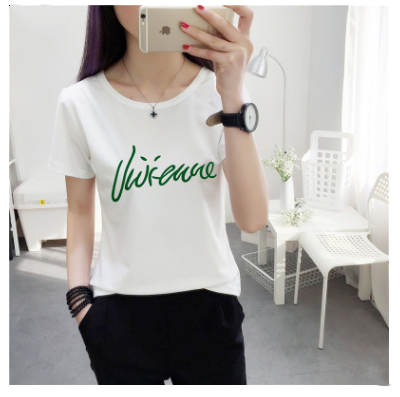 T-shirt estivo a maniche corte da donna, ampio e compassionevole. Abbigliamento studentesco ideale per l'estate, comodo e alla moda. — foto 13