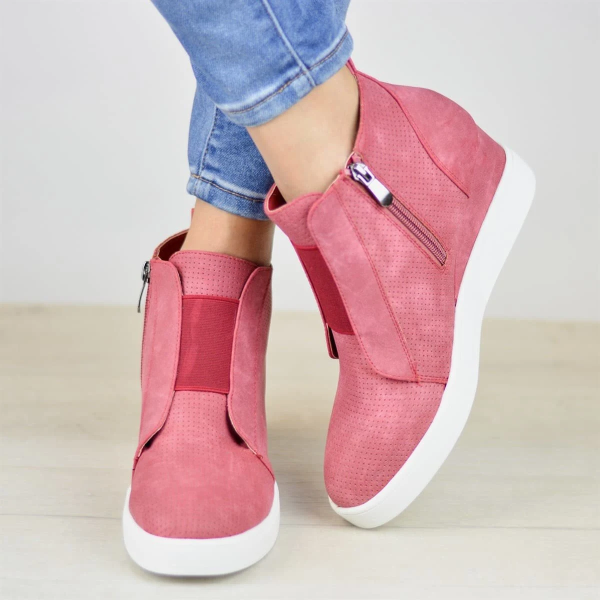 Title 4, Increase the size of your womens shoes for a p...
