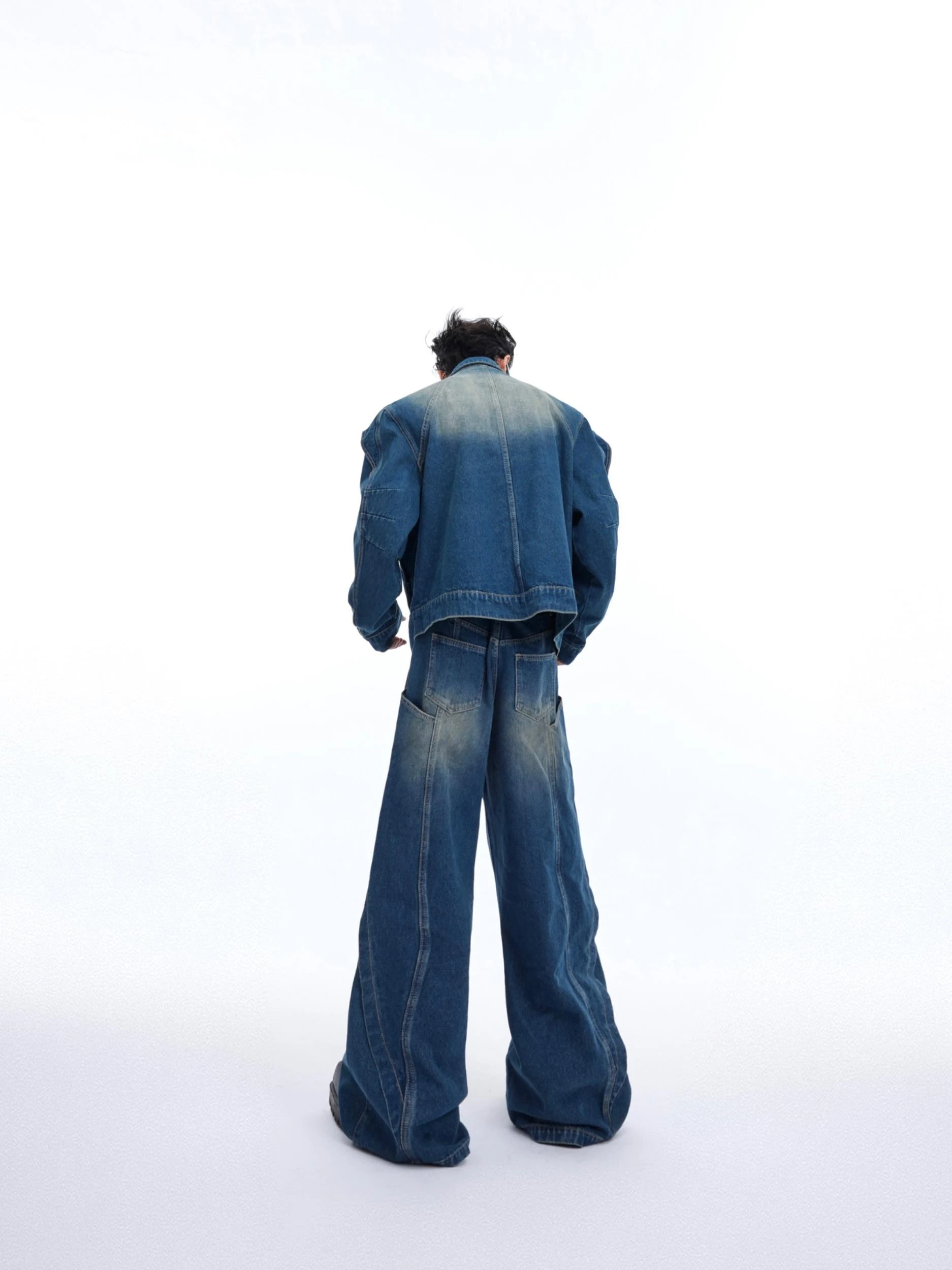 Jaqueta jeans curta com design em camadas duplas, blusa e calças. Conjunto moderno e estiloso, ideal para um visual sofisticado e despojado. — foto 1