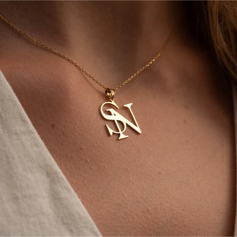 Colar com pingente de letra personalizado em aço inoxidável banhado a ouro. Um presente elegante e único para ela. — foto 9