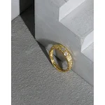 Anel de prata esterlina com textura de papel alumínio e micro zircônias, um acessório elegante e resistente para uso diário. — foto 7