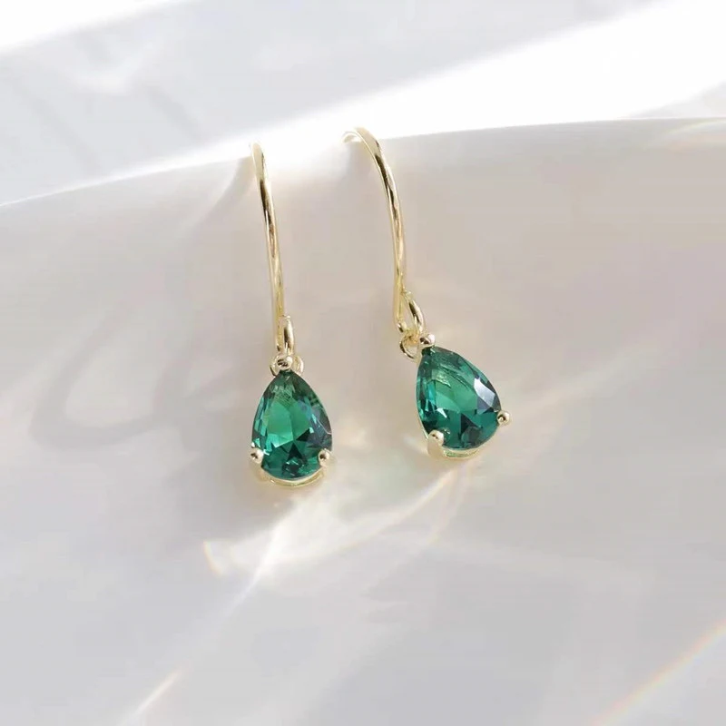 Brincos artesanais com zircônia e gota de água esmeralda, perfeitos para adicionar um toque de sofisticação e beleza ao seu visual. — foto 8
