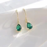Brincos artesanais com zircônia e gota de água esmeralda, perfeitos para adicionar um toque de sofisticação e beleza ao seu visual. — foto 8