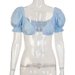 Top a maniche corte con maniche a sbuffo. Un capo femminile ed elegante, perfetto per un look sofisticato e versatile, adatto a ogni occasione. — foto 4