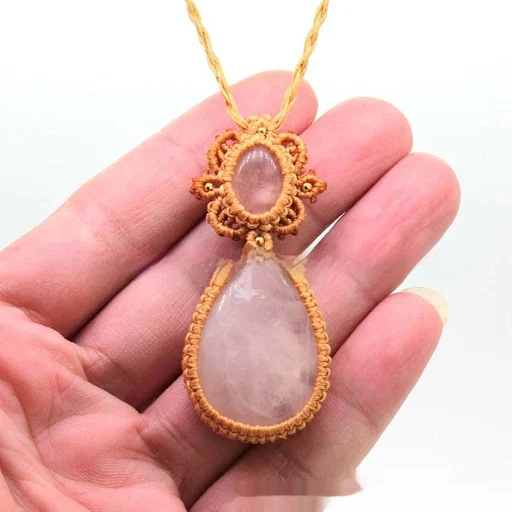 Title 8, Colar com pingente ajustável de ametista em got...