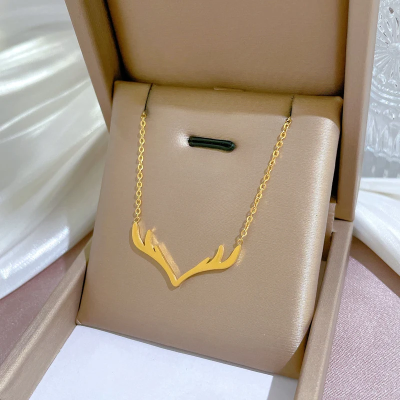 Colar feminino de aço titânio com pingente de veado Ornamento elegante e resistente, ideal para presentes ou uso diário, realce seu estilo. — foto 3