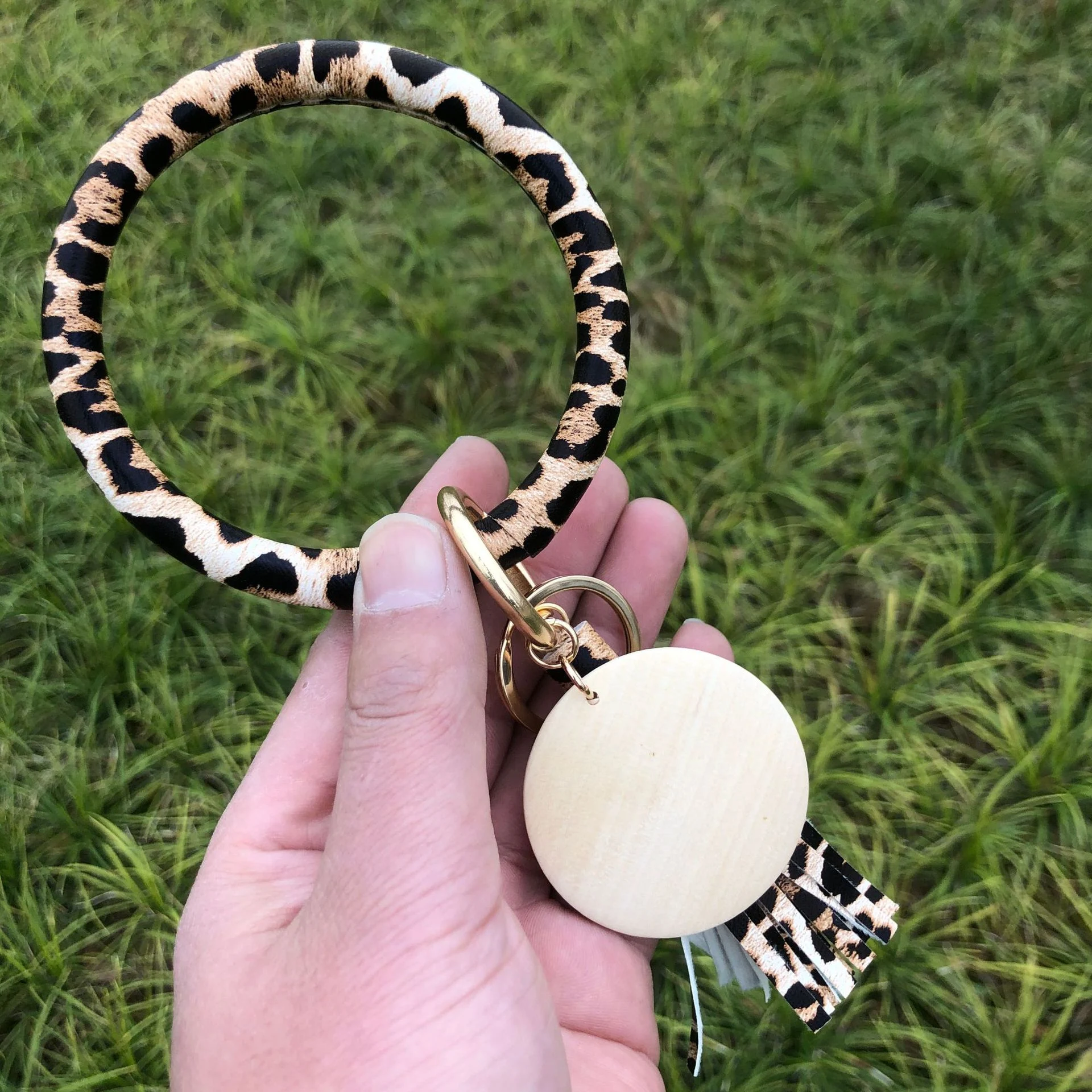 Pulseira de couro Ano do Tigre com pingente de franja de zebra. Um acessório estiloso e sofisticado, perfeito para o seu pulso. — foto 9