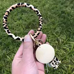 Pulseira de couro Ano do Tigre com pingente de franja de zebra. Um acessório estiloso e sofisticado, perfeito para o seu pulso. — foto 9