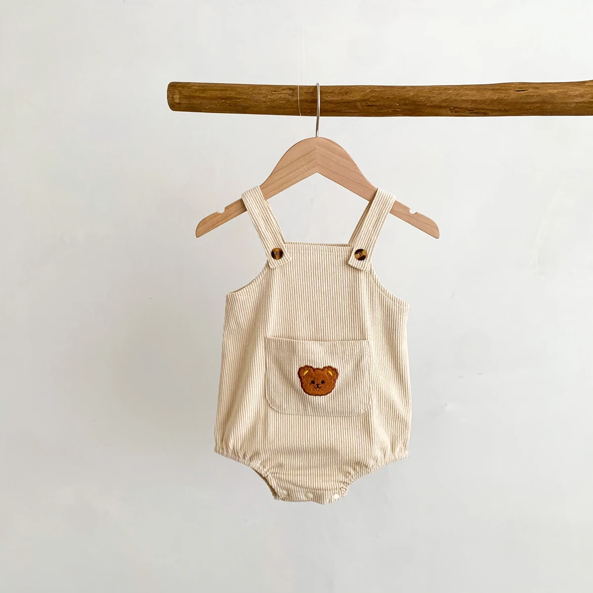 Macacão de bebê unissex com bolso de urso de veludo cotelê, alças e design adorável, perfeito para brincar e explorar, super confortável. — foto 7