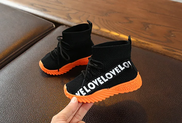 Tênis infantil flyknit, leves e respiráveis, ideais para crianças correrem e brincarem com conforto e estilo em todas as atividades. — foto 1