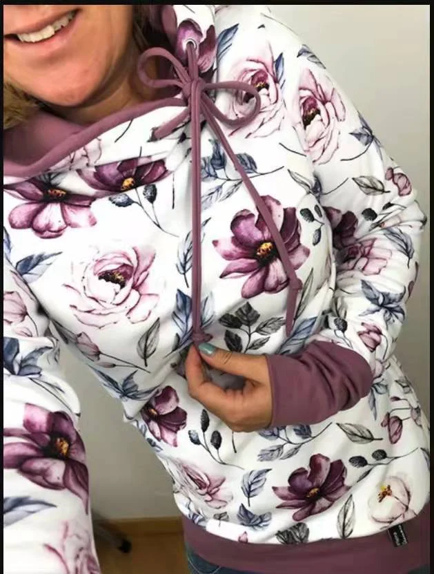 Kadın kadife dolgulu kalınlaşmış sweatshirt, kapüşonlu, bol uzun kollu. Rahatlık ve şıklığı bir arada sunar. — Fotoğraf 7