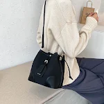 Bolsa de ombro feminina versátil estilo balde Ins, perfeita para diversas ocasiões. Conforto e elegância em um só acessório. — foto 1