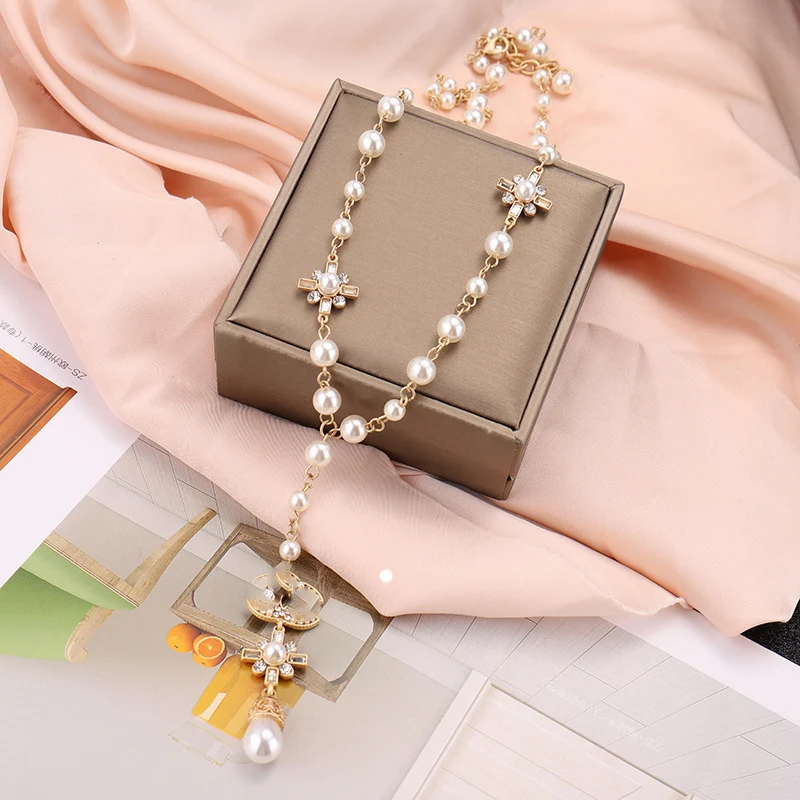 Colar longo feminino de pérolas de alta qualidade para suéter. Adicione sofisticação e elegância ao seu visual. Perfeito para looks casuais ou formais. — foto 10