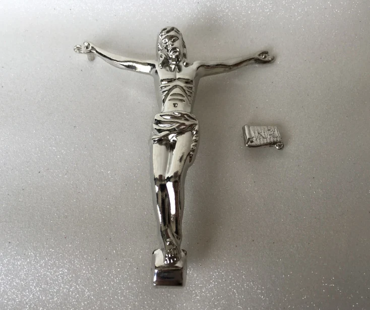 Crucifixo Ícone Prateado Brilhante Cadáver Sagrado Acessórios para devoção e exibição espiritual, um símbolo de fé com design notável. — foto 4