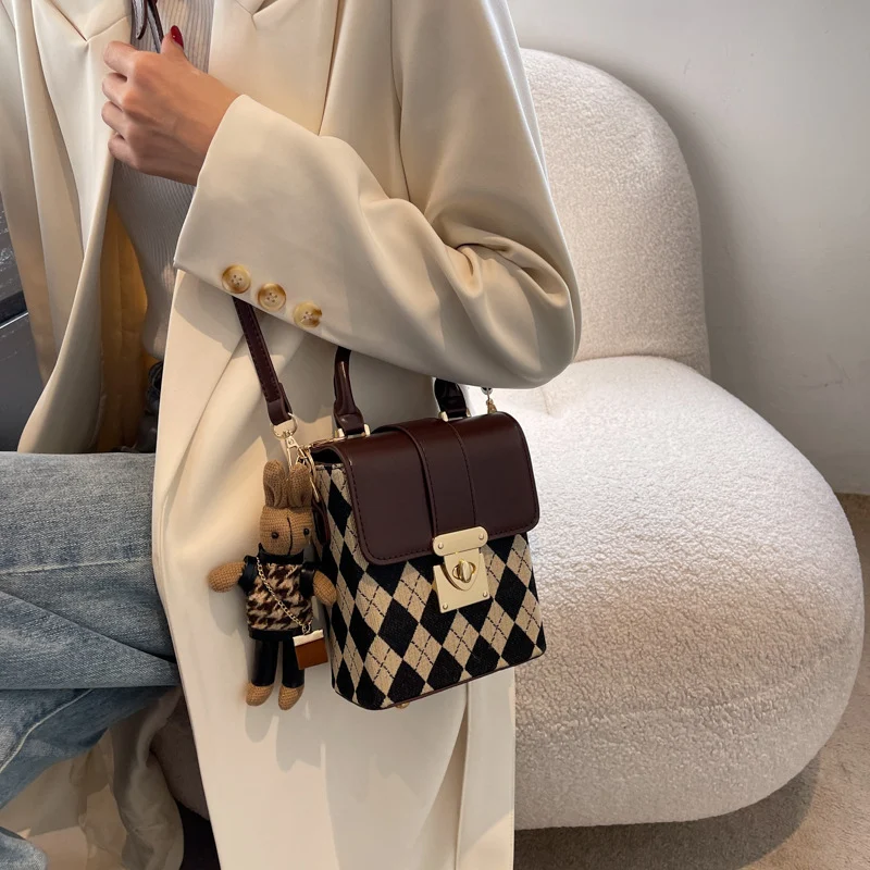 Franse niche design tas dames draagbaar. Stijlvolle en praktische handtas voor vrouwen die waarde hechten aan elegantie en functionaliteit onderweg. — foto 1