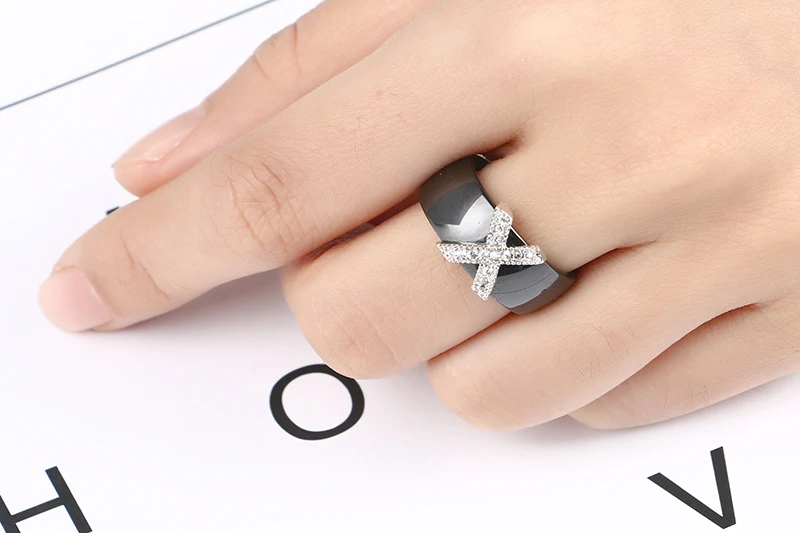 Anéis de cerâmica preto e branco para casais, representando união. Design elegante, minimalista, ideal para presente, resistente e durável. — foto 2