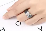 Anéis de cerâmica preto e branco para casais, representando união. Design elegante, minimalista, ideal para presente, resistente e durável. — foto 2