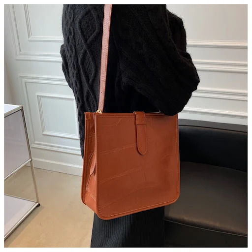 Title 7, One-Shoulder Messenger Retro Bucket Bag A Styli...