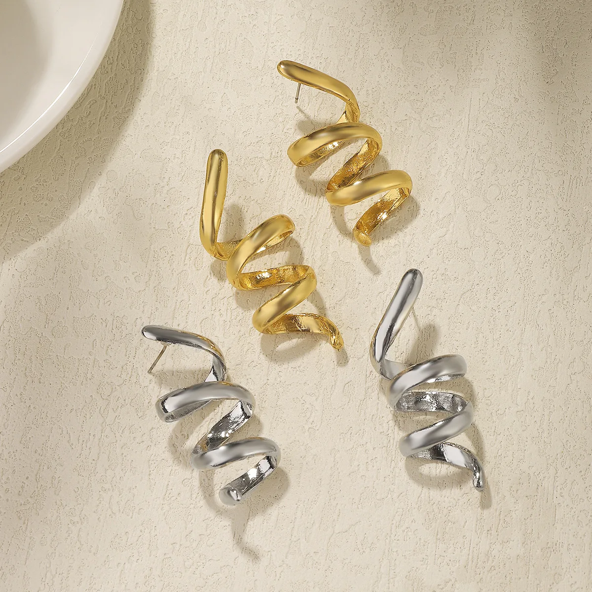 Brincos femininos de espiral simples em liga, personalizados, charmosos e fáceis de combinar. Leves e ideais para uso diário, adicionam um toque único. — foto 17