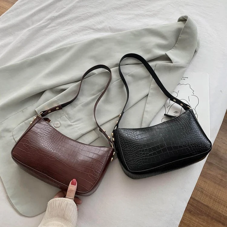 Bolsa de mão casual retrô com detalhes de rebite, estilo armpit. Design vintage e prático, ideal para uso diário. Conforto e elegância em uma só peça. — foto 4