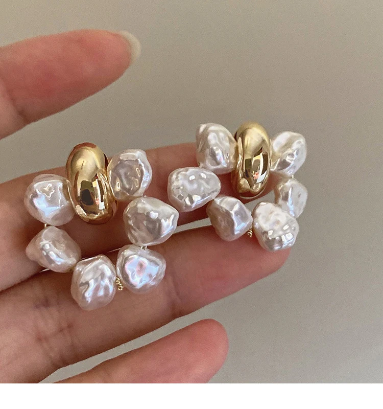 Brincos dourados para mulheres com design de círculo de pérolas irregulares. Acessório elegante e sofisticado para realçar sua beleza. — foto 5