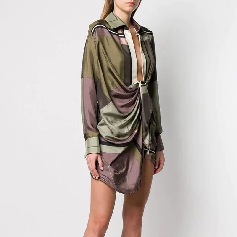 Vestido geométrico com blocos de cores e decote em V profundo. Ideal para um visual moderno e sofisticado, perfeito para diversas ocasiões especiais. — foto 1