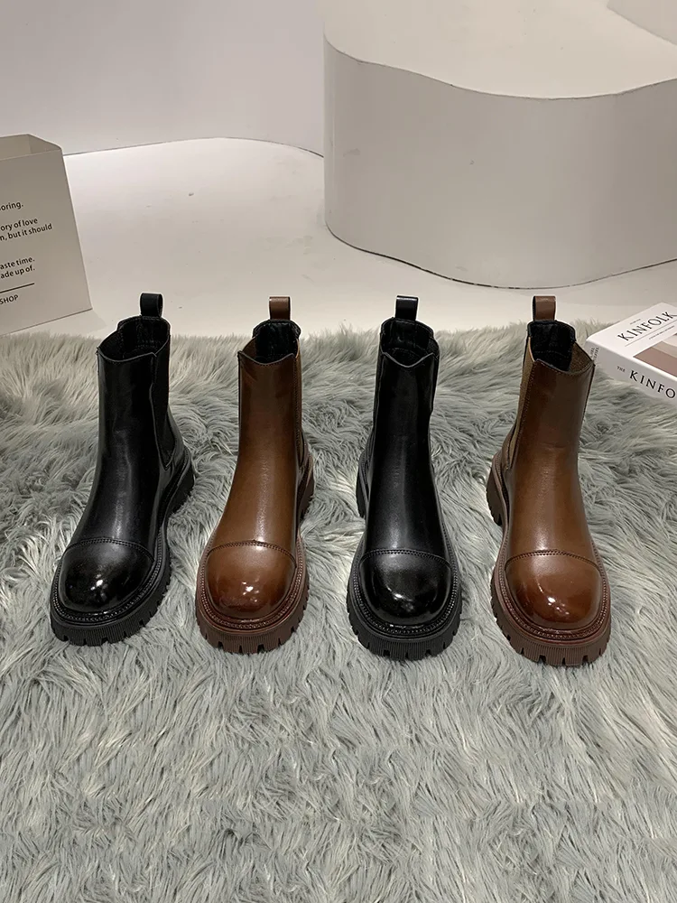 Botas de plataforma de veludo estilo britânico retrô marrom Botas skinny de inverno Conforto e elegância para seus dias frios com estilo e conforto. — foto 5