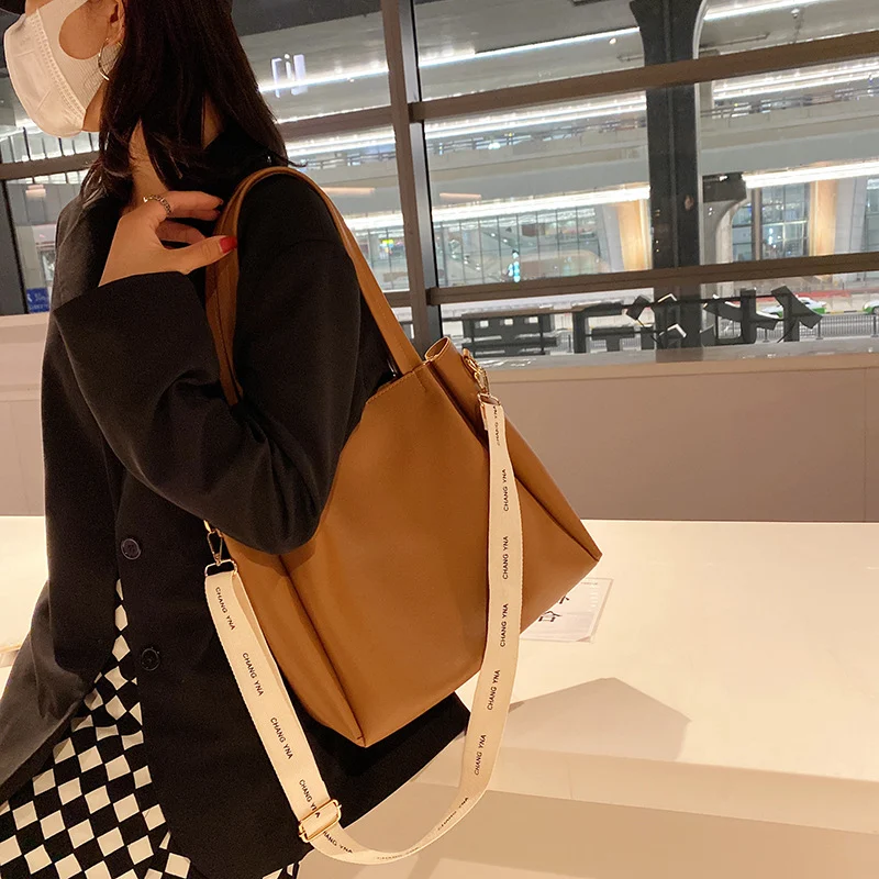 Lenço de seda estampado, laço, bolsa quadrada pequena, ombro, ideal para um visual sofisticado e prático no dia a dia. — foto 1