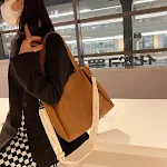 Lenço de seda estampado, laço, bolsa quadrada pequena, ombro, ideal para um visual sofisticado e prático no dia a dia. — foto 1